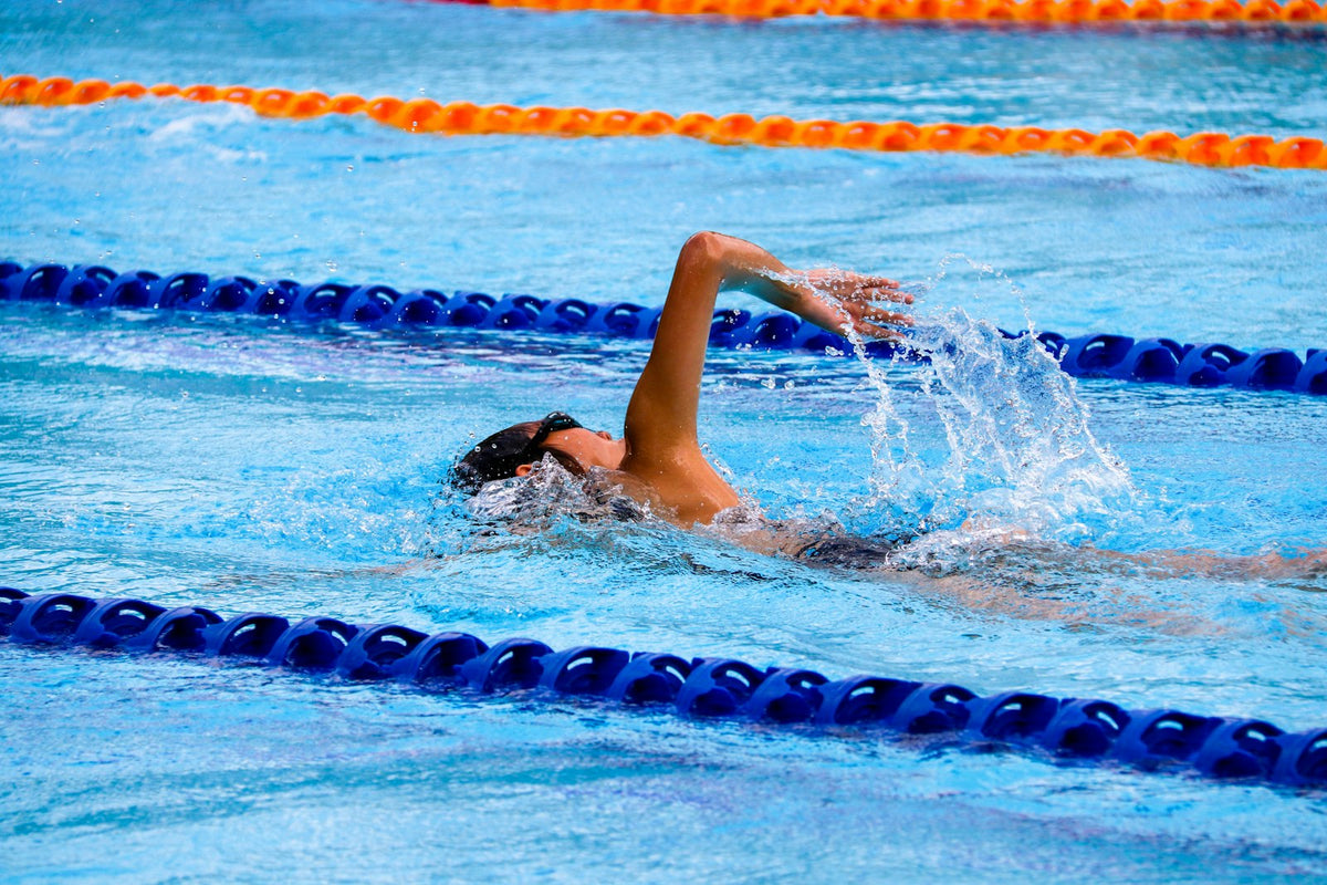 Swimmer doing laps in a pool lane – swimming with the Google Fitbit Air in the UAE